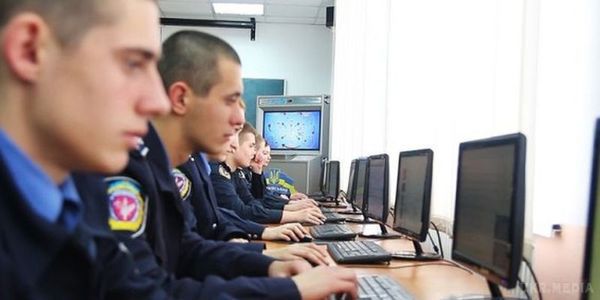 Кіберполіція викрила працівників "Укрзалізниці" у злочині. Організована злочинна група у Тернополі несанкціоновано втручалися в роботу електронно-обчислювальних систем і мереж.
