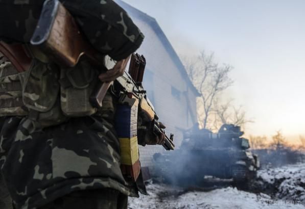 В зоні АТО 4 військових загинули, 3 поранені – штаб. Попри незначну вогневу активність бойовиків двоє українських військових загинули, ще двоє підірвалися на невідомому вибуховому пристрої.