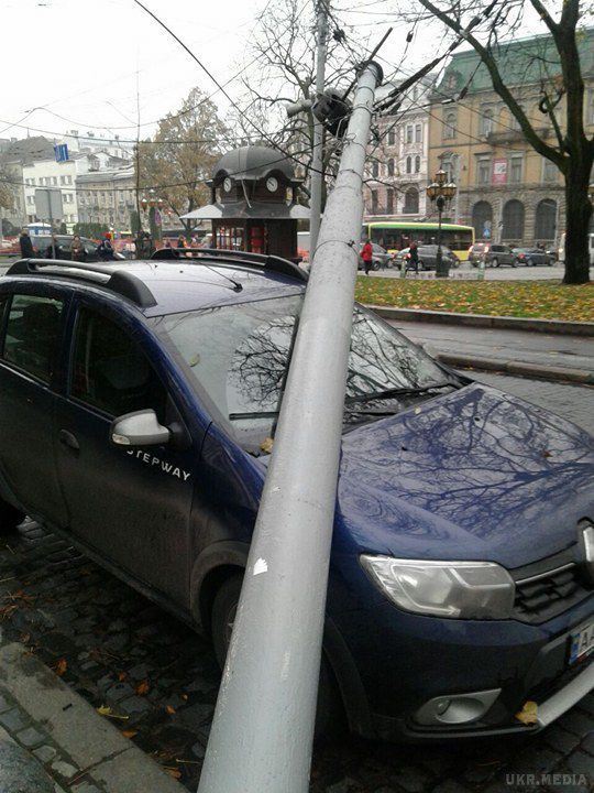 Опора впала на автівку в центрі Львова. Тролейбус №13 наразі не курсує проспектом Свободи.