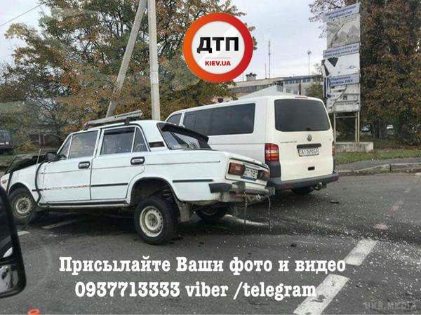 Під Києвом зіткнулися ВАЗ і Volkswagen: автомобілі розбиті вщент. Аварія сталася в Броварах.