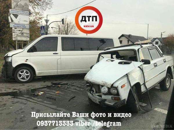 Під Києвом зіткнулися ВАЗ і Volkswagen: автомобілі розбиті вщент. Аварія сталася в Броварах.