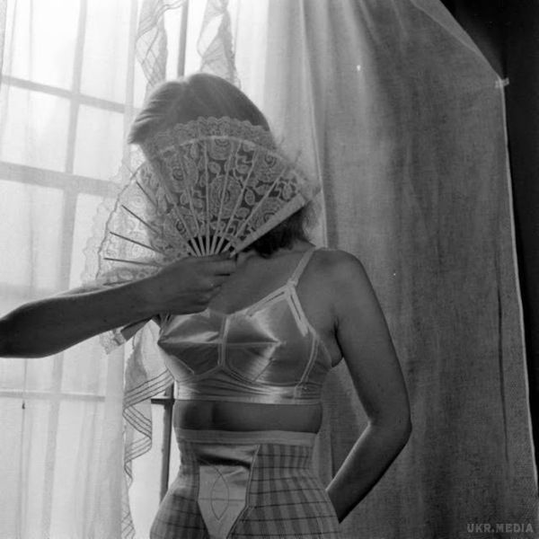 Жінки, які носили "кулі" на грудях (Фото). В середині минулого століття серед західних жінок, головним чином американок, увійшли в моду жіночі-кулі (bullet bras).