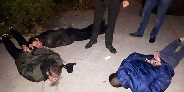 У Запоріжжі знешкодили велику банду викрадачів чоловіка. У ніч на середу, 25 жовтня, в Запоріжжі співробітники карного розшуку викрили групу зловмисників з 12 чоловік, які викрали чоловіка.