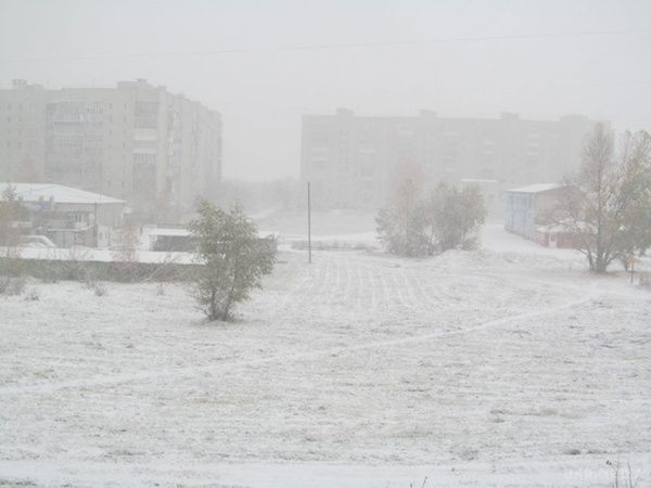 У Чернігові, Києві та Харкові випав перший сніг. Синоптики попереджали, що на дорогах утворюється ожеледиця.