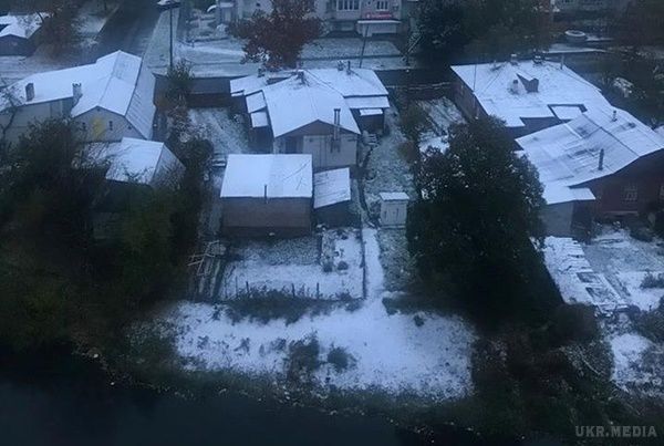 Україну починає засипати першим осіннім снігом. У Мережі оприлюднені кадри з засніжених міст.