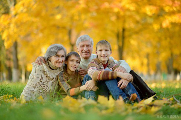 Як незвично відзначити День бабусь і дідусів. В Україні День бабусь і дідусів відзначається щорічно 28 жовтня. Читайте, як можна відсвяткувати цей день всією сім'єю.