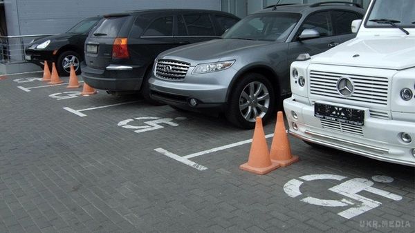 Вступили в силу нові штрафи за хамське паркування. З 26 жовтня збільшено штраф за парковку автотранспорту в недозволеному місці.