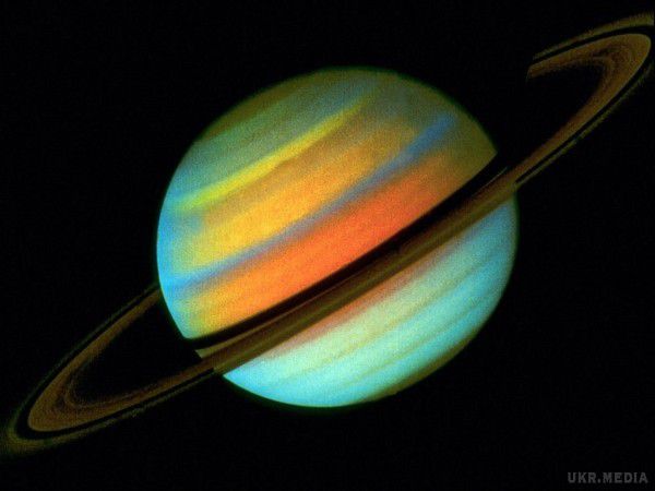 Ще одна база прибульців? (фото). Дивні аномалії Сатурна.