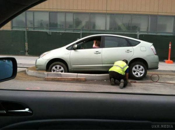 Жіночки за кермом - і сміх і гріх:. Підбірка веселих фотографій на тему жінок за кермом.