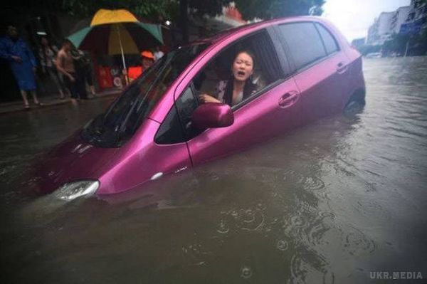 Жіночки за кермом - і сміх і гріх:. Підбірка веселих фотографій на тему жінок за кермом.