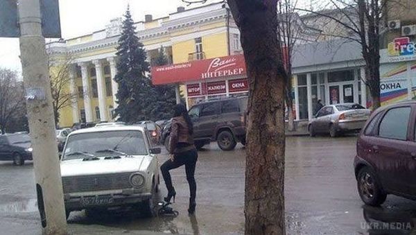 Жіночки за кермом - і сміх і гріх:. Підбірка веселих фотографій на тему жінок за кермом.