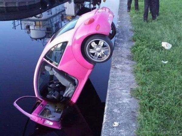 Жіночки за кермом - і сміх і гріх:. Підбірка веселих фотографій на тему жінок за кермом.