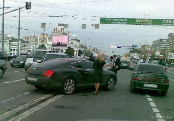 Жіночки за кермом - і сміх і гріх:. Підбірка веселих фотографій на тему жінок за кермом.