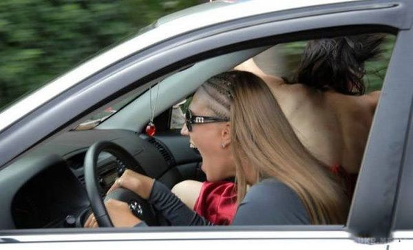 Жіночки за кермом - і сміх і гріх:. Підбірка веселих фотографій на тему жінок за кермом.