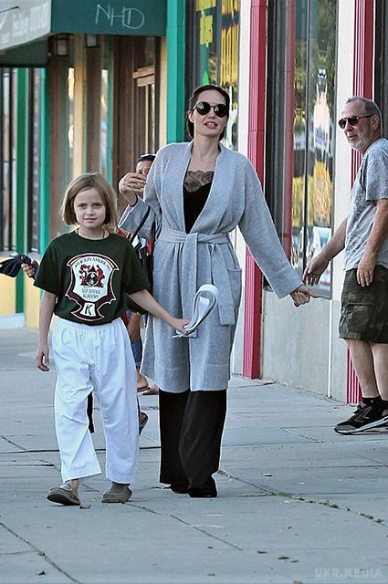 Анджеліна Джолі з дочкою Вів'єн у Лос-Анджелесі (фото).  Анджеліна намагається все встигати і знаходити час для кожного: з синами веселиться на вечірці, то з доньками ходить по магазинах. 
