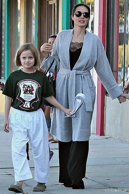 Анджеліна Джолі з дочкою Вів'єн у Лос-Анджелесі (фото).  Анджеліна намагається все встигати і знаходити час для кожного: з синами веселиться на вечірці, то з доньками ходить по магазинах. 