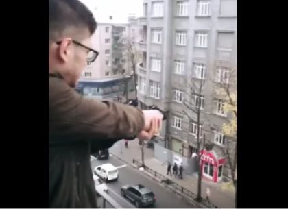 Поліція встановила особу стрілка на Пушкінській (відео). Сьогодні вранці в мережі з'явилося відео, на якому молодий чоловік відкрив стрілянину з балкона.