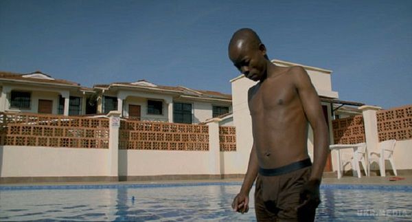 20-річний африканець зменшив метровий пеніс і зміг ходити. Медики провели дві операції, і тепер Гораціо може носити звичайний одяг і пересуватися без допомоги інших.