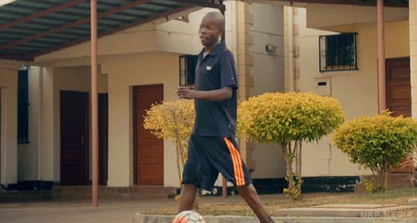 20-річний африканець зменшив метровий пеніс і зміг ходити. Медики провели дві операції, і тепер Гораціо може носити звичайний одяг і пересуватися без допомоги інших.