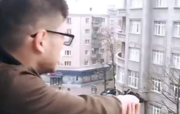 Харків'янин відкрив хаотичну стрілянину з балкона квартири. Відео інциденту порушник не побоявся викласти в Інтернет.