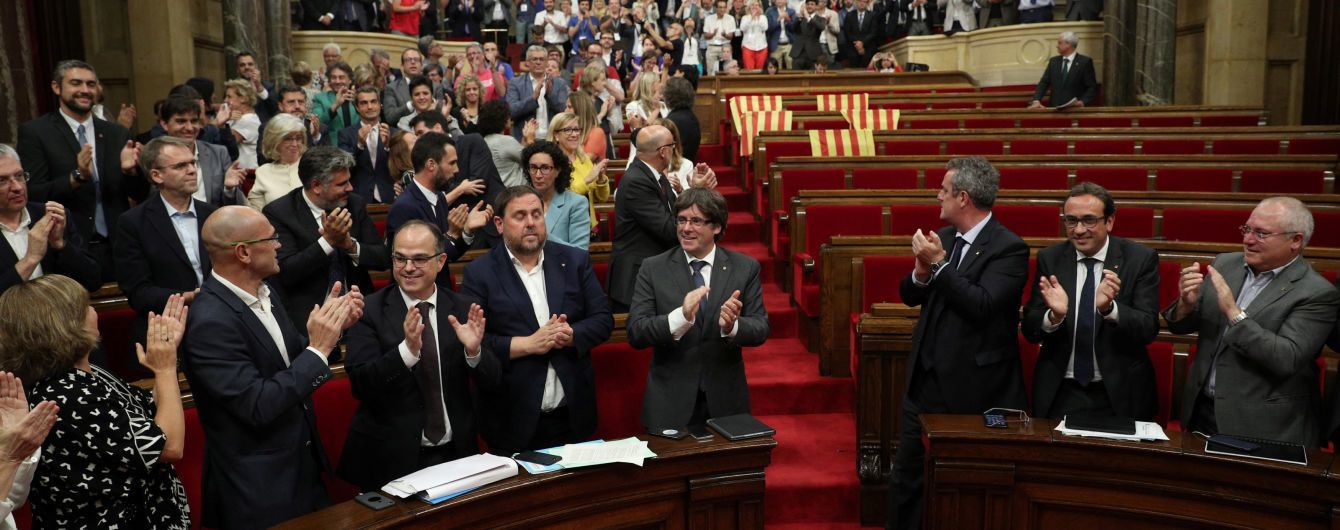 Регіональний парламент Каталонії проголосував за визнання незалежності від Іспанії. Каталонський парламент оголосив незалежність від Іспанії