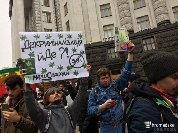У Києві проходить акція за легалізацію марихуани. У Києві біля будівлі Кабміну влаштували акцію "Марш свободи" з вимогою декриміналізації незначних правопорушень у сфері обігу наркотиків та врегулювання доступу до медичної марихуани.