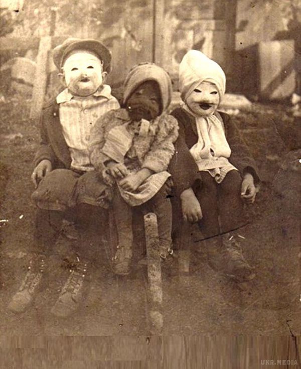 Найстрашніші ретрокостюми на Хелловін. Не знаєш, у чому вбратися на Хелловін? Подивися на ці страхітливі чорно-білі образи.