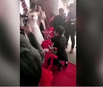 Прикол дня: наречена відмовила нареченому, який неправильно став на коліна (відео). Обранець постав перед нареченою на обидва коліна.