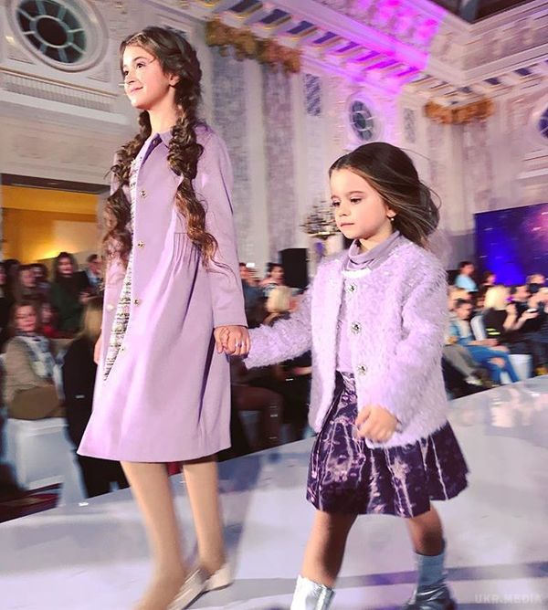Маленька модниця: дочка Лілії Ребрик вийшла на подіум модного показу (фото). Маленька Діана вже встигла взяти участь в модному показі і пройтися по подіуму. 