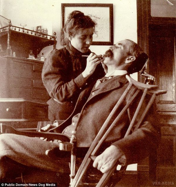 Жахи вікторіанської стоматології! Фотографії, від яких ти сховаєшся під стіл. Багатьом здається, ніби вікторіанська епоха — це суцільний веселий стімпанк. Однак ці фотографії покажуть, з якими жахами стикалися пацієнти зубних клінік півтора століття тому, коли ще не винайшли парового робота-дантиста.