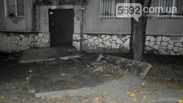 В місті Кам'янське Дніпропетровської області бетонний козирок під'їзду впав на підлітків.  Один загинув, двоє постраждали.
