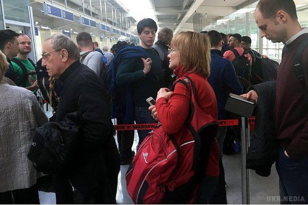У них і у нас. Про скромність.. (фото). Виліт регулярних пасажирських рейсів з аеропорту Пулково тимчасово призупинили для відправки прем'єр-міністра Дмитра Медведєва. 