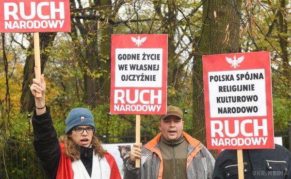 У Варшаві активісти вважають, що Польща не повинна пускати іммігрантів з України. Поляки вийшли на протест проти українців в країні.