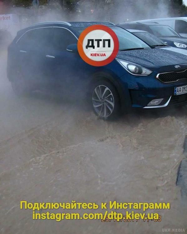 Зігрітися можна у калюжі. Вулицю у Києві затопило окропом. Про це повідомили користувачі соціальних мереж.