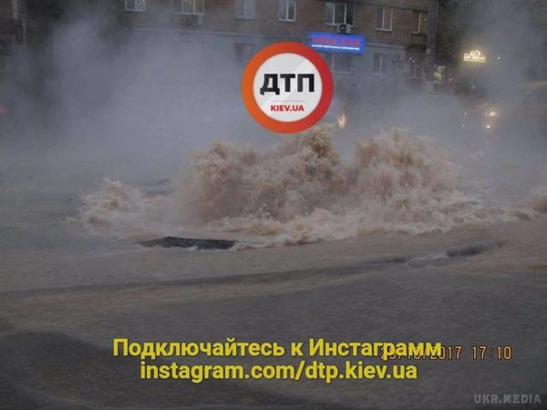 Зігрітися можна у калюжі. Вулицю у Києві затопило окропом. Про це повідомили користувачі соціальних мереж.