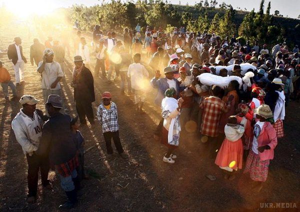 Чумові танці. Влада заборонила ритуал з небіжчиками (фото). Влада Мадагаскару закликала громадян відмовитися від культової фамадіхана – традиційних танців з родичами-небіжчиками.