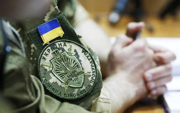 Військова прокуратура розслідує подію на території військової частини в Одесі. В ході проведення слідчих дій встановлено факт перенесення металевого паркану на території військового містечка.
