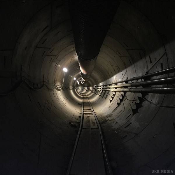 Маск показав перше фото свого підземного тунелю. Засновник Tesla та SpaceX Ілон Маск активно працює над зведенням підземного тунелю для транспорту під Лос-Анджелесом.
