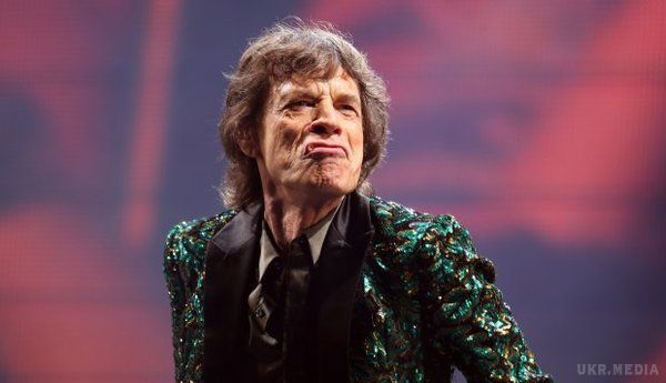 В 74-річного Міка Джаггера новий роман з 22-річною красунею. 74-річний лідер англійського рок-гурту Rolling Stones Мік Джаггер закрутив роман з 22-річною кінопродюсеркою Нур Альфаллах.
