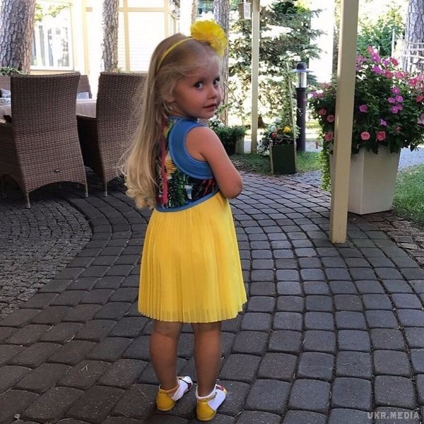 Максим Галкін показав доньку в костюмі принцеси (фото). Напередодні американського свята Хеллоуїна переодягнув дочку в костюм справжньої принцеси
