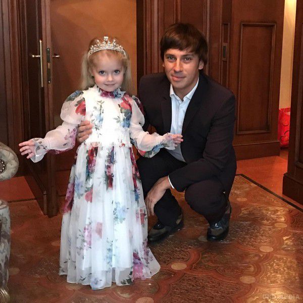 Максим Галкін показав доньку в костюмі принцеси (фото). Напередодні американського свята Хеллоуїна переодягнув дочку в костюм справжньої принцеси