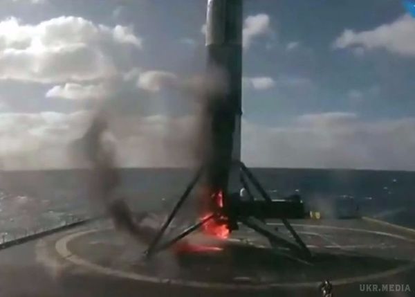 Подивися, як душевно загорівся при посадці перший Falcon 9. Щемливі кадри, при вигляді яких Ілон Маск побіг в аптеку за валокордином.
