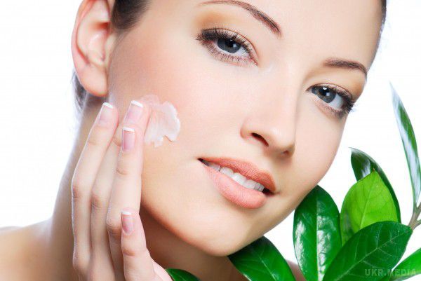 Вчені розвіяли популярні міфи про догляд за шкірою.  Органічна косметика, яку багато хто вважає максимально безпечною, насправді є однією з головних причин шкірної алергії.