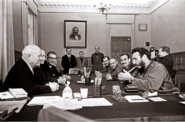 5 ретрофотографій, на яких відбувається щось несподіване. Навіть, здавалося б, нудна фотографія з Фіделем Кастро, якщо придивитися, приховує в собі цікаві деталі.