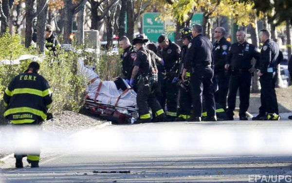 Теракт у Нью-Йорку, подробиці. Внаслідок наїзду вантажівки на людей у Нью-Йорку напередодні загинуло щонайменше вісім людей, ще 11 отримали серйозні травми.
