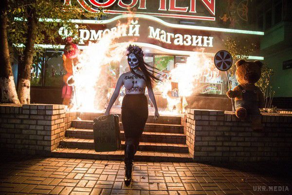 Оголена активістка Femen спалила ведмедів біля магазину Roshen на "Арсенальній" у Києві. Femen провели акцію біля магазину Roshen на "Арсенальній" у Києві.