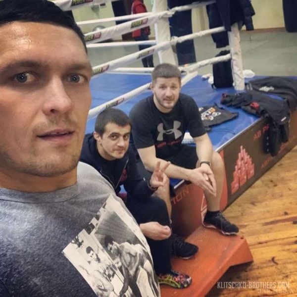 Усик почав підготовку до бою з Бриедисом. Український чемпіон світу Олександр Усик почав підготовку до півфіналу WBSS.