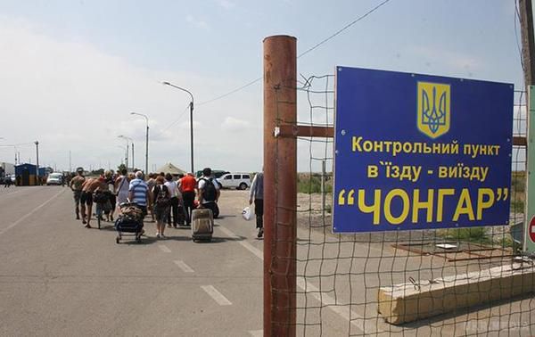 У РФ заявили про відновлення руху через адмінкордон з окупованим Кримом. У Росії заявили про відновлення роботи автомобільних пунктів пропуску.