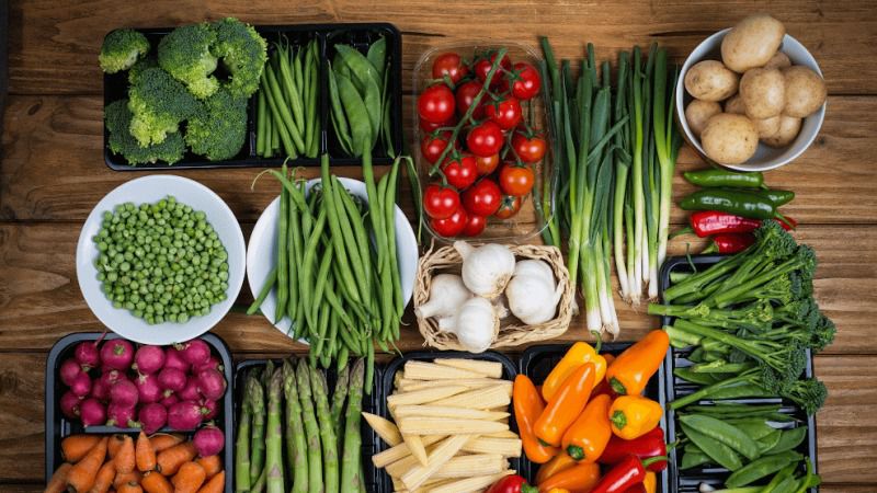 4 порції овочів і лише одна – фруктів! Чому овочі корисніше фруктів. Дієтологи навіть пропонують змінити відому формулу «Кожен день 5 порцій овочів і фруктів» на користь овочів.