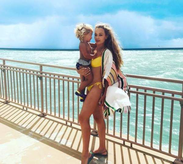 Яна Соломко в бікіні прогулялася по березі океану (фото). Співачка вже кілька тижнів відпочиває з дочкою в Майамі і ділиться барвистими фото в Інстаграм.